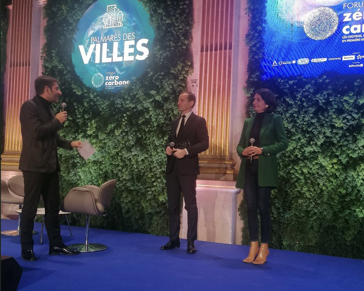 anne_sicard's tweet photo. A l’hôtel de ville de #Paris, @France_urbaine et @LaTribune priment l’action de @larochesuryonfr en faveur de la #mobilité décarbonée, et par-delà, l’engagement de l’écosystème vendéen ! @SyDEV_85 @DepVendee @Lhyfe_hydrogen ! #ForumZeroCarbone #JourneeMondialeduClimat #hydrogène https://t.co/mz3OJcbuRo
