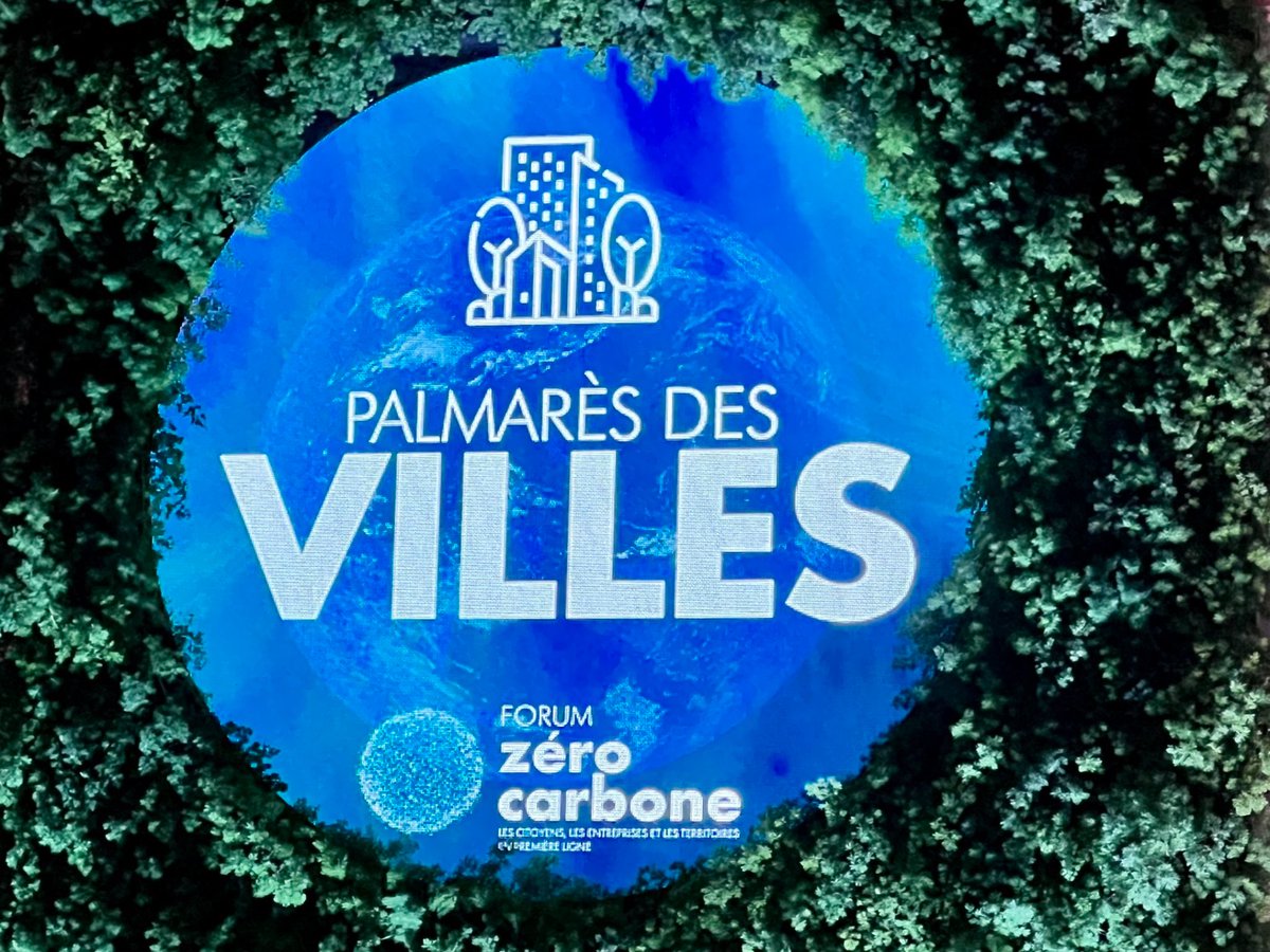 anne_sicard's tweet photo. A l’hôtel de ville de #Paris, @France_urbaine et @LaTribune priment l’action de @larochesuryonfr en faveur de la #mobilité décarbonée, et par-delà, l’engagement de l’écosystème vendéen ! @SyDEV_85 @DepVendee @Lhyfe_hydrogen ! #ForumZeroCarbone #JourneeMondialeduClimat #hydrogène https://t.co/mz3OJcbuRo