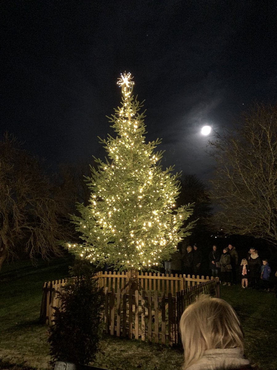 christophelamot's tweet photo. Just watched the #ChristmasTree being lit in  beautiful, frosty @haddingtongardn for @StColumbas with the full moon behind. Followed by mulled wine in @Stmaryskirk. @stuart4hadd #haddington 

#eastlothianloop #eastlothian https://t.co/gOdzzTvKJt