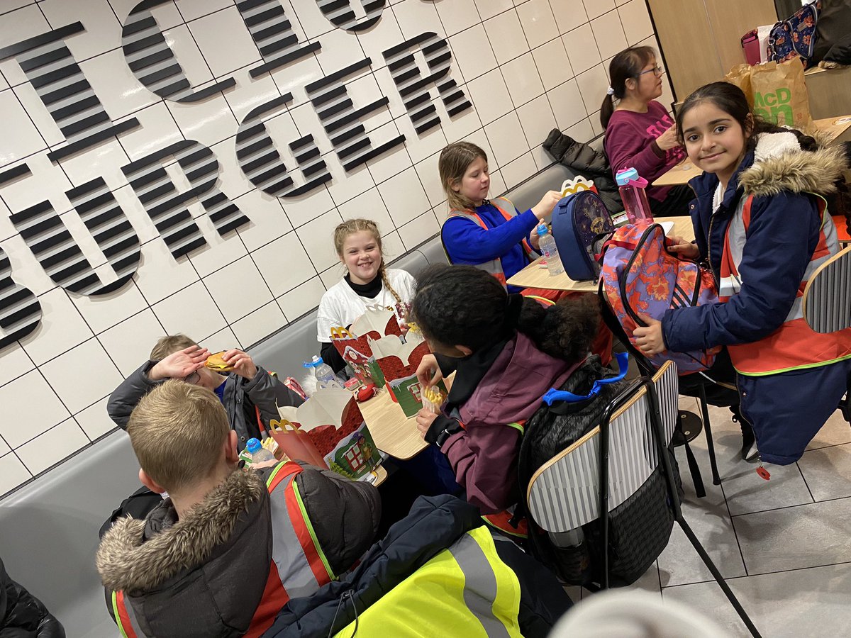 micklefieldcep's tweet photo. All fed and watered and now on the train home. #londontoleeds https://t.co/F5p5hCumeb