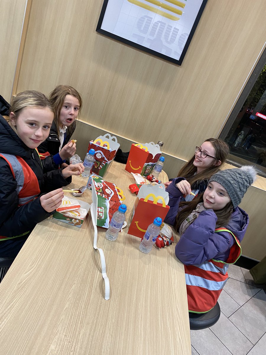 micklefieldcep's tweet photo. All fed and watered and now on the train home. #londontoleeds https://t.co/F5p5hCumeb
