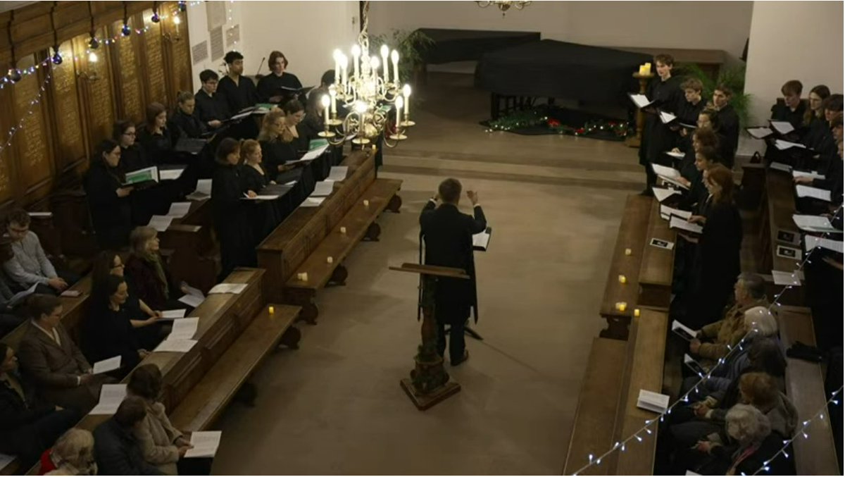 dr_pda's tweet image. Carols from @SomervilleOx: Conductor Will Dawes is wearing the Oxford advanced students gown.