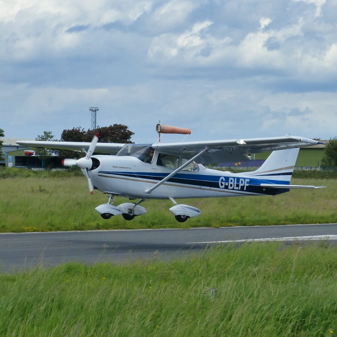 Michaelflying28's tweet photo. Reims-Cessna FR.172 G Rocket G-BLPF arriving at Sandtoft Airfield from Fenland Airfield 11.6.22.
#textronaviation #cessna #reimscessna #reimsaviation #cessnalovers #cessnaaircraft #cessnaaircraftcompany #cessnapilot #flycessna #cessna172 #c172 #f172 #fr172 #cessna172skyhawk https://t.co/OGe5Tw7aZu