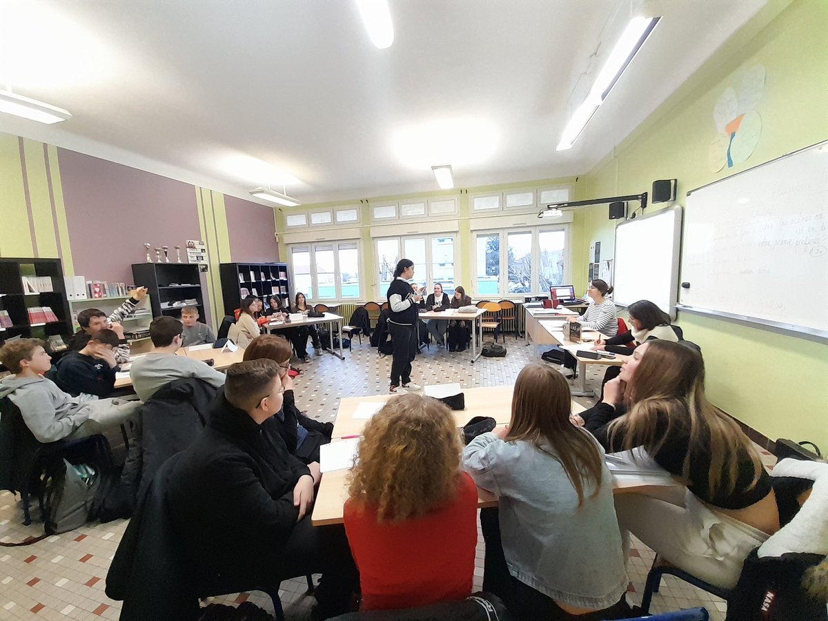 Classe_Denis's tweet photo. Premier rendez-vous collectif pour les 3e du @clgBouligny participant au projet ELOQUENCE ! Premier débat, premiers plaisirs dans l'art oratoire lors de l'analyse du film Le discours d'un roi. @CDI_bouligny @AS_clgBouligny #eloquence https://t.co/9brygczTVi