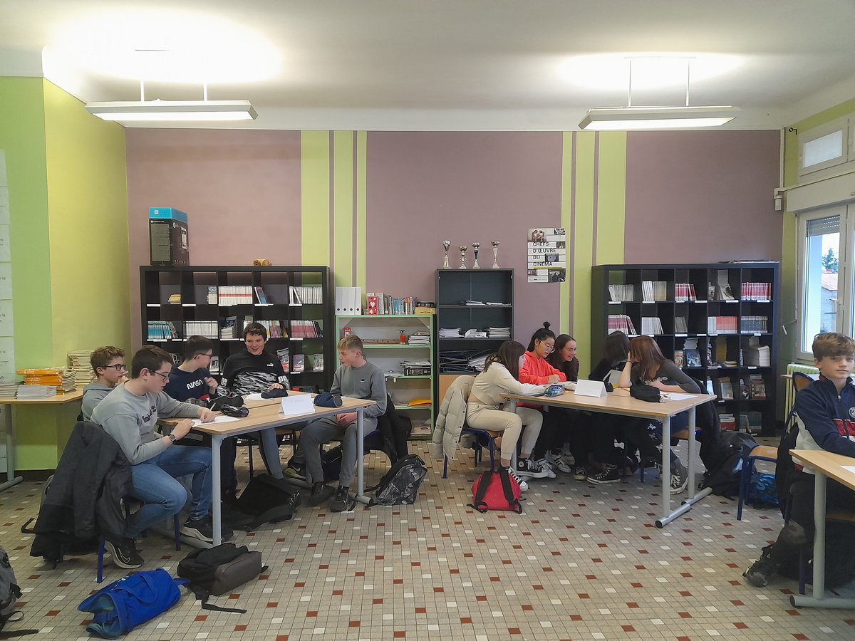 Classe_Denis's tweet photo. Premier rendez-vous collectif pour les 3e du @clgBouligny participant au projet ELOQUENCE ! Premier débat, premiers plaisirs dans l'art oratoire lors de l'analyse du film Le discours d'un roi. @CDI_bouligny @AS_clgBouligny #eloquence https://t.co/9brygczTVi