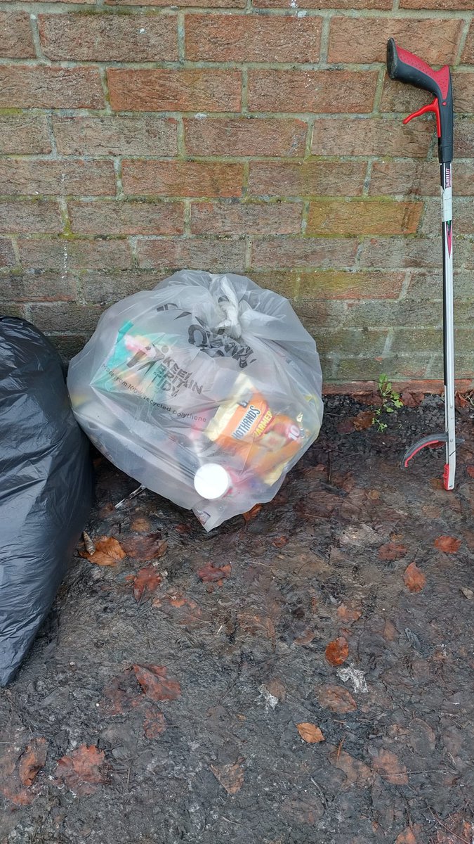 hambletonwomble's tweet photo. #12daysofXmasLitter Day 8
On the eighth day of Christmas: 
Fiona is out and about again, clearing around the Methodist church, Manor Green, the Fairway and Harewood Lane in Romanby 
Then along Romanby Rd up to the Applegarth. 
#litterlegend
#litterheroes #keepbritaintidy https://t.co/SEUE62OcXW