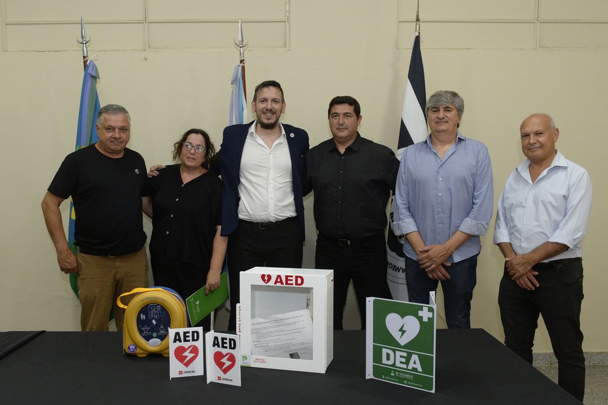 JCuattromo's tweet photo. Como parte del programa #ClubesEnForma, la @fundacionbapro le entregó al @ClubBPLP un desfibrilador.
Un equipamiento esencial para el cuidado de la salud de las personas que practican deportes en sus instalaciones, con el que no contaban hasta hoy. https://t.co/tuan5lEGJ3