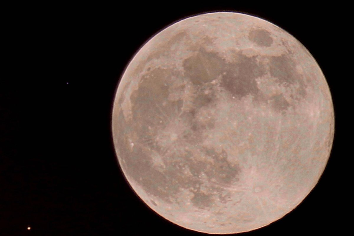 Takuya66693322's tweet photo. 偶然見上げた月。26ヶ月に一度の最高光度の火星を隠す火星食だったらしいっす。北米から観れました！
左下の点が火星。このあと隠れたのか。。。もう少し見ておけば良かった。
望遠レンズで撮影してみました。

#満月 #コールドムーン 
#FullMoon #coldmoon 
#火星 #mars #火星食 https://t.co/ulUMa3uGEH
