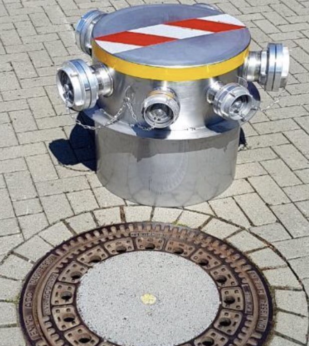 wasserbetriebe's tweet photo. 🥳🎉Große Freude auf der Bühne bei der  @BG_ETEM. Unsere Kollegen:innen haben für ihre Idee 💡 einer „Schachteinlauftonne“ einen #Innovationspreis gewonnen. Mit der praktischen Tonne kann Wasser aus mehreren Schläuchen gleichzeitig sicher abgeleitet werden. https://t.co/OgTT4NCNYN