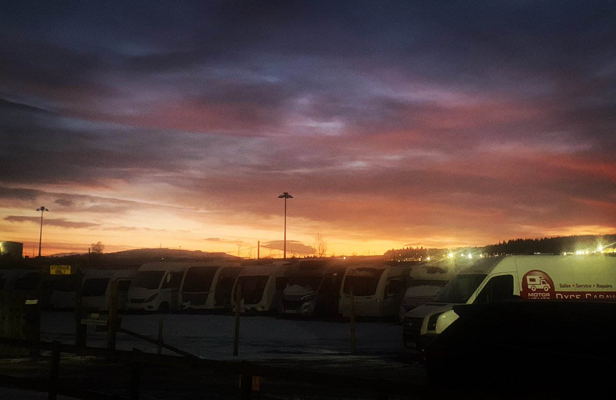 The sky earlier tonight when I left work…. Pretty but chuffin’ freeeeezing ⛄️