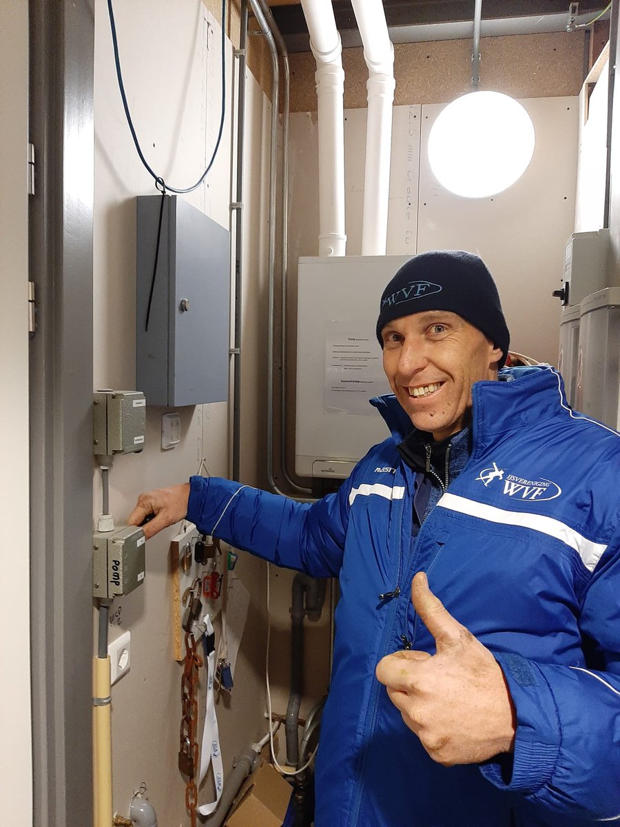 Gelet op de komende ijzige verwachtingen is de pomp aangezet. De ijsbaan loopt vol met water en dan vriezen maar. #zwolle #westenholte #ijsbaan #schaatsen