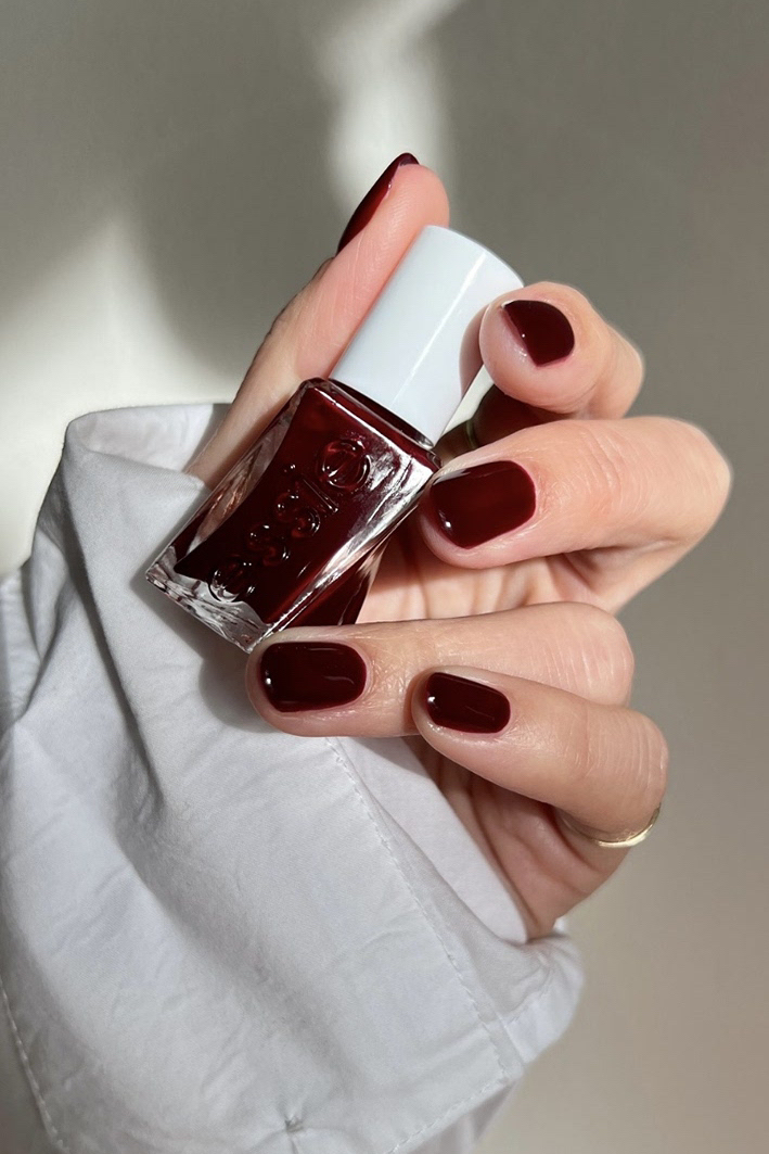 we love deep holiday reds ❤️ <a href="/stephstonenails/">steph stone</a> wears #spikedwithstyle