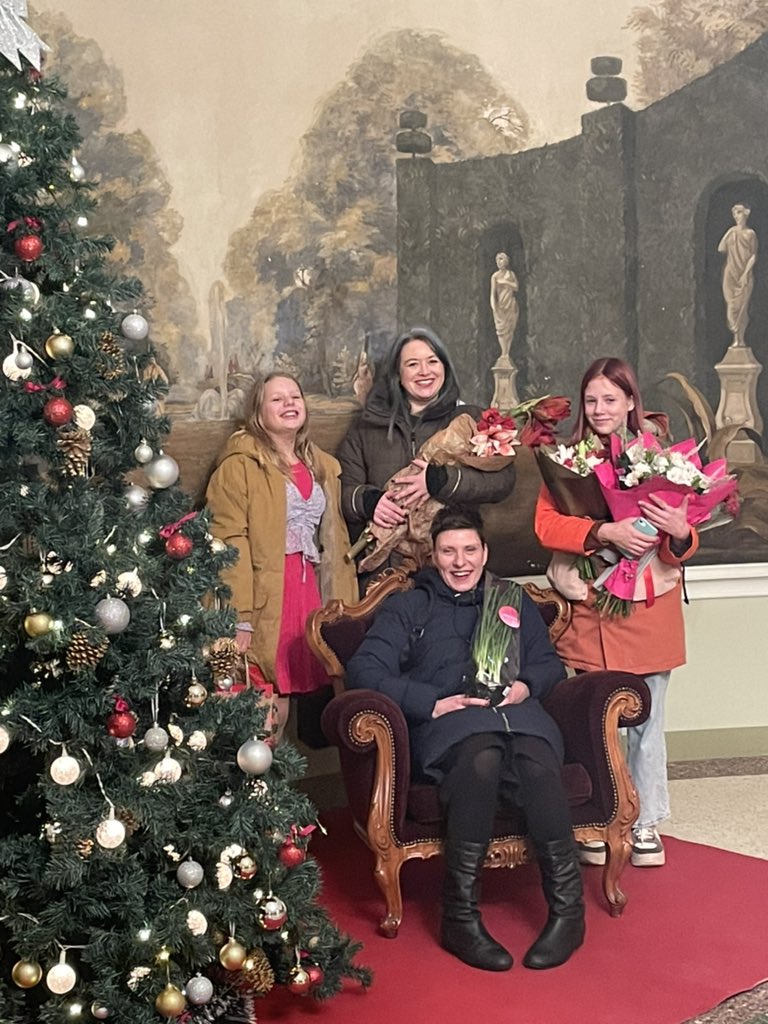 Sievas <a href="/martaherca/">Marta Herca</a> pirmizrādes beigās kopbilde ģimenei sanāk tikai ar sapakotiem ziediem un kurtkās. Bet vispār bija sirsnīgi un saldsērīgi, skaista filma un skaista mūzika un vēl skaistāki apmeklētāji. Un Vestermanis palika kā pēdējais ballētājs.