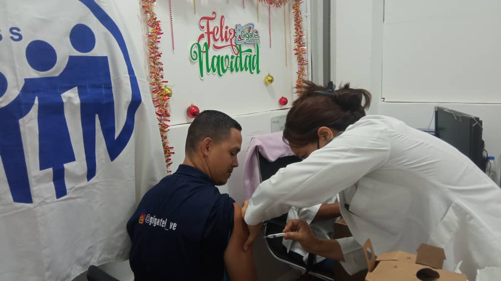 HIvss's tweet photo. #Entérate | El @HIvss continúa desplegado con Jornadas de Vacunación, en esta oportunidad nuestro equipo de enfermeras visitaron #Gigatel en la colocación de vacunas Verocell Sinophram, atendiendo a 50 trabajadores.

#JuntosPorCadaLatido
#PlenoComoLaLunaLlena 
@MagaGutierrezV https://t.co/oLes9rwMVo