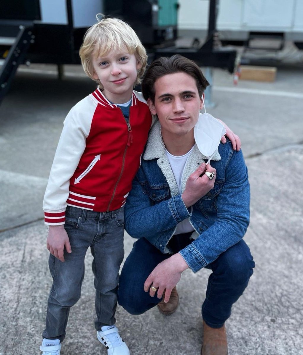 "Feliz aniversário @/tannerbuchananofficial! Posso ser mais novo e mais pequeno que você mas continuo sendo seu pai 😉 Te desejo um aniversário maravilhoso! 🐍👊🏻🎉"

📸 Thomas Parobek via Instagram