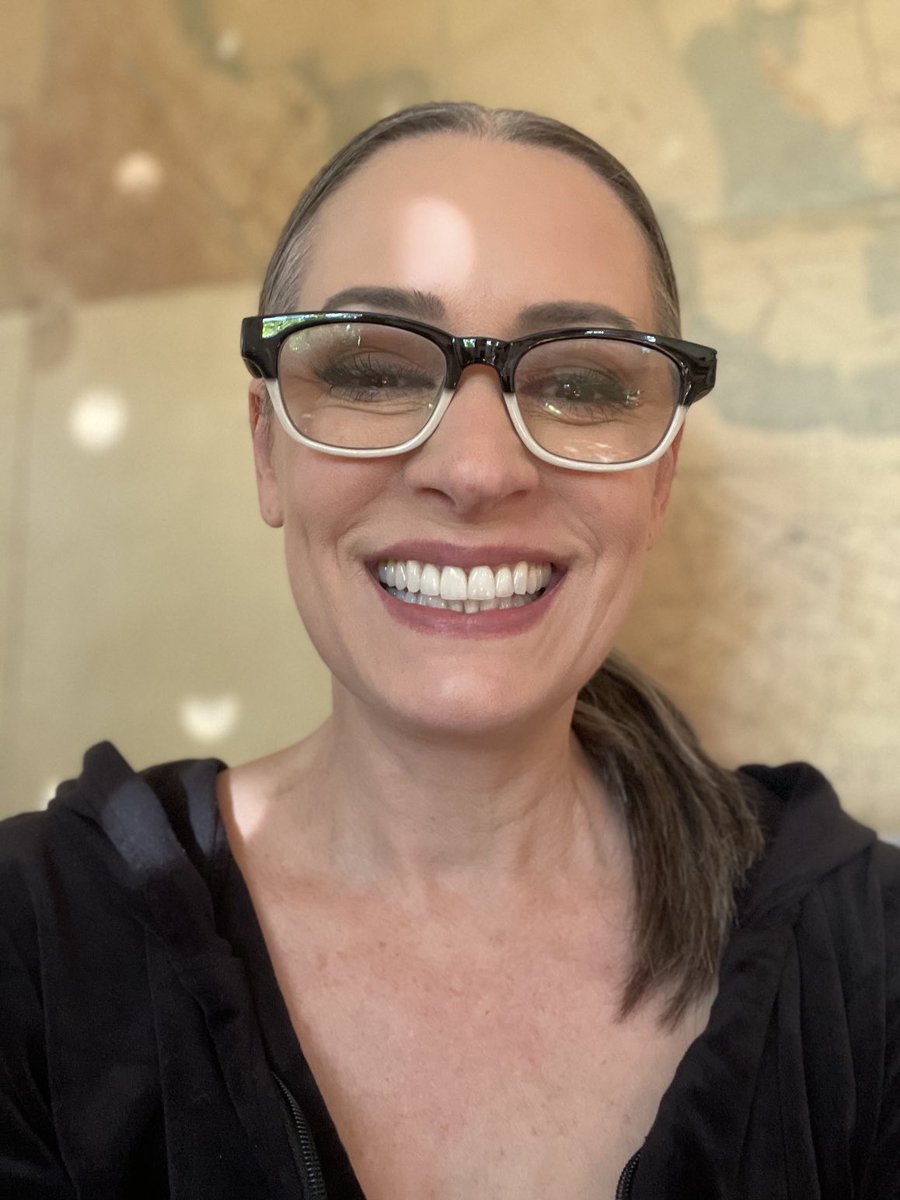 pagetpaget's tweet photo. Hi guys ! Please join us for a new episode of ⁦@criminalminds⁩ TONIGHT on ⁦⁦@paramountplus ! ( I’m so excited about this show that I smiled too hard and my right eye got her fake lashes stuck together..)( glamour) https://t.co/x8fFyTKtwf