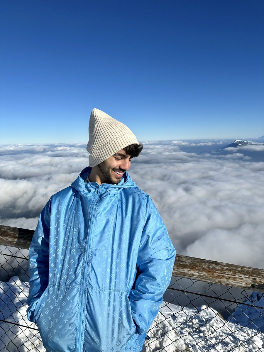 fedevigevani's tweet image. en el cielo dándole de comer a unos pajaritos ☁️🕊️