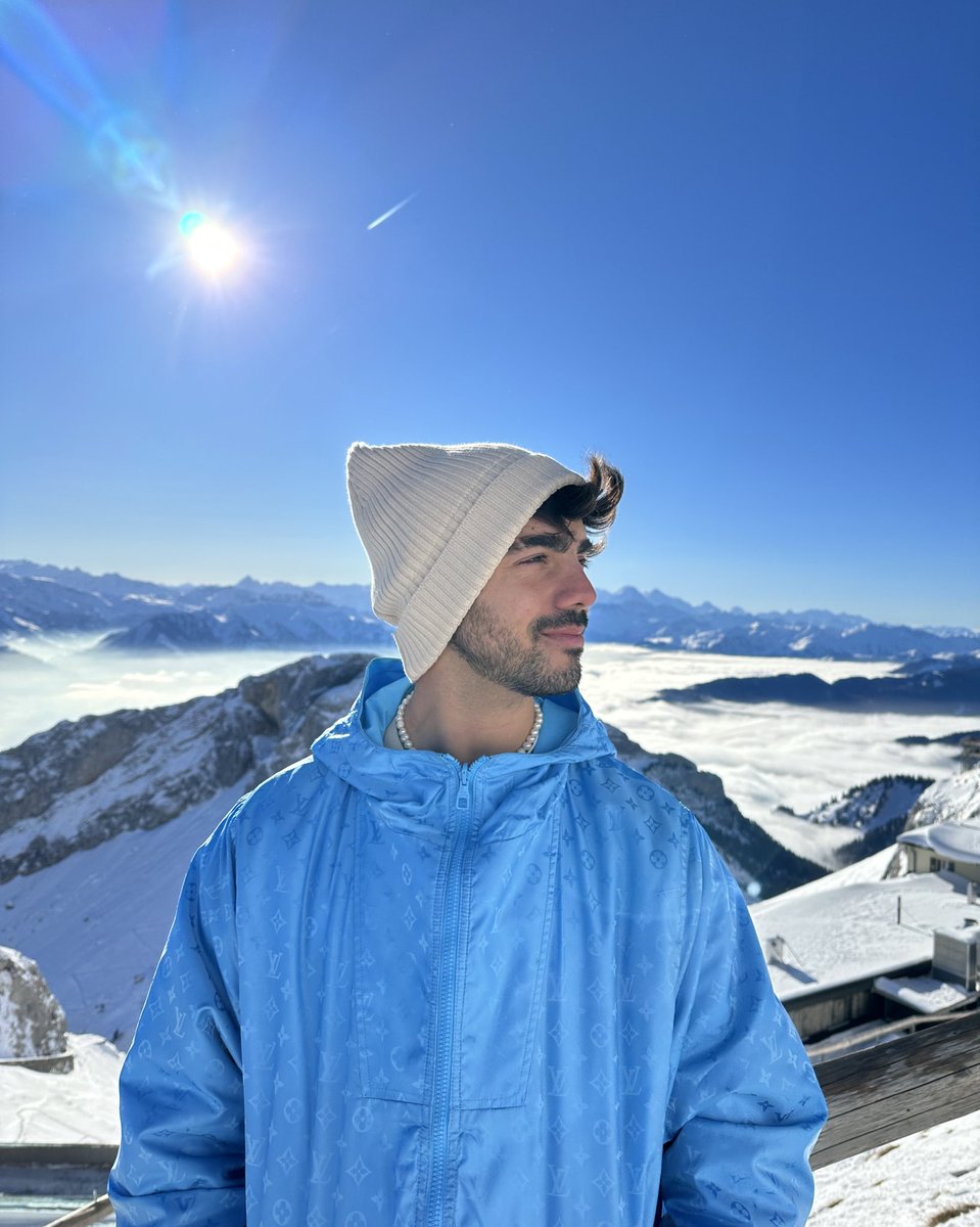 fedevigevani's tweet image. en el cielo dándole de comer a unos pajaritos ☁️🕊️