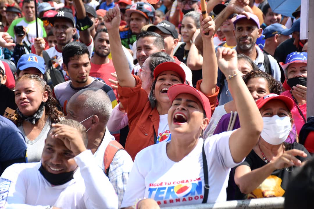 NicolasMaduro's tweet photo. Qué bonita movilización popular hemos tenido. El pueblo de Venezuela, luego de 10 años, le ha dicho una vez más al Comandante Hugo Chávez: ¡Leales Siempre, Traidores Nunca! Así avanzamos, en marcha permanente, alegre, pujante y victoriosa. https://t.co/jnIyKj06a7