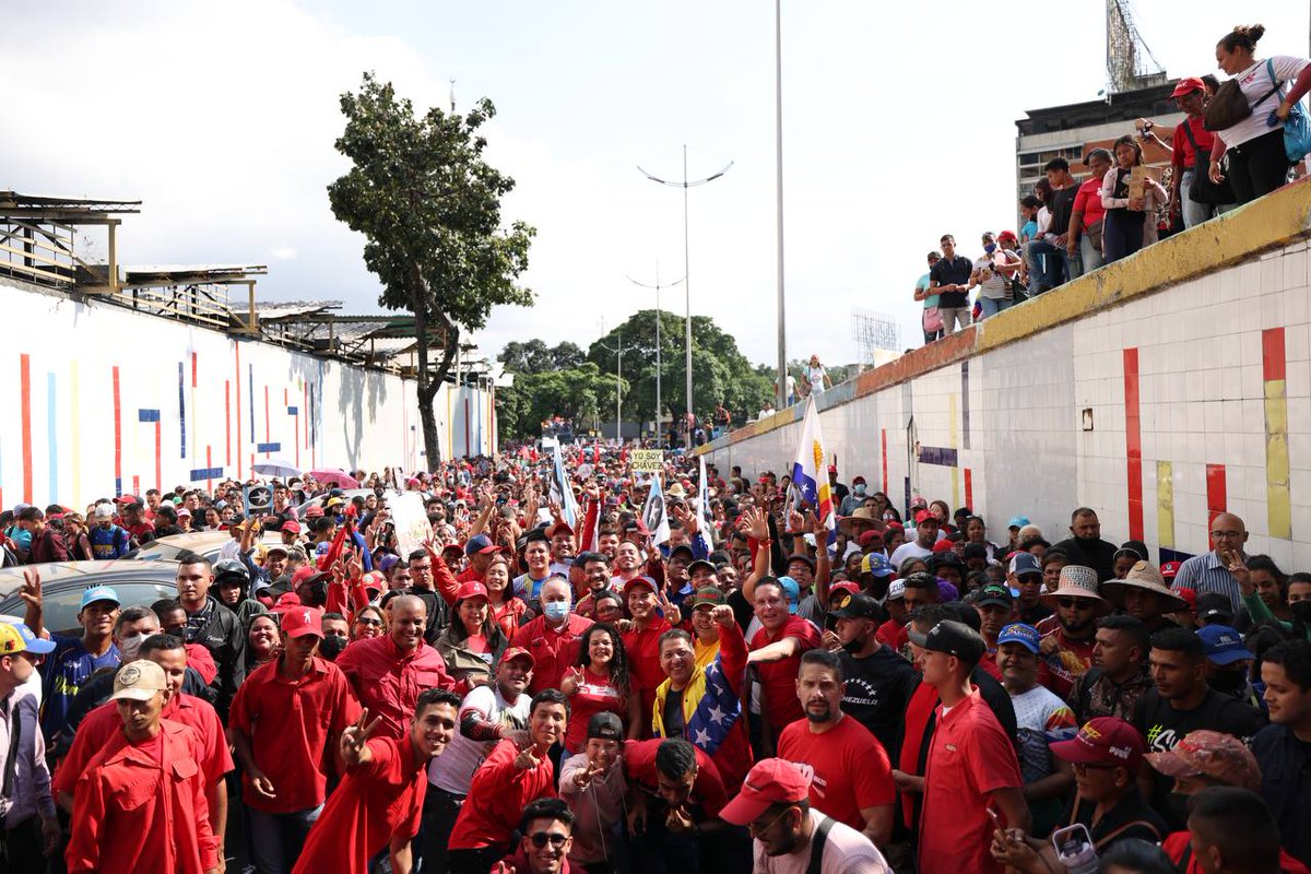 NicolasMaduro's tweet photo. Qué bonita movilización popular hemos tenido. El pueblo de Venezuela, luego de 10 años, le ha dicho una vez más al Comandante Hugo Chávez: ¡Leales Siempre, Traidores Nunca! Así avanzamos, en marcha permanente, alegre, pujante y victoriosa. https://t.co/jnIyKj06a7