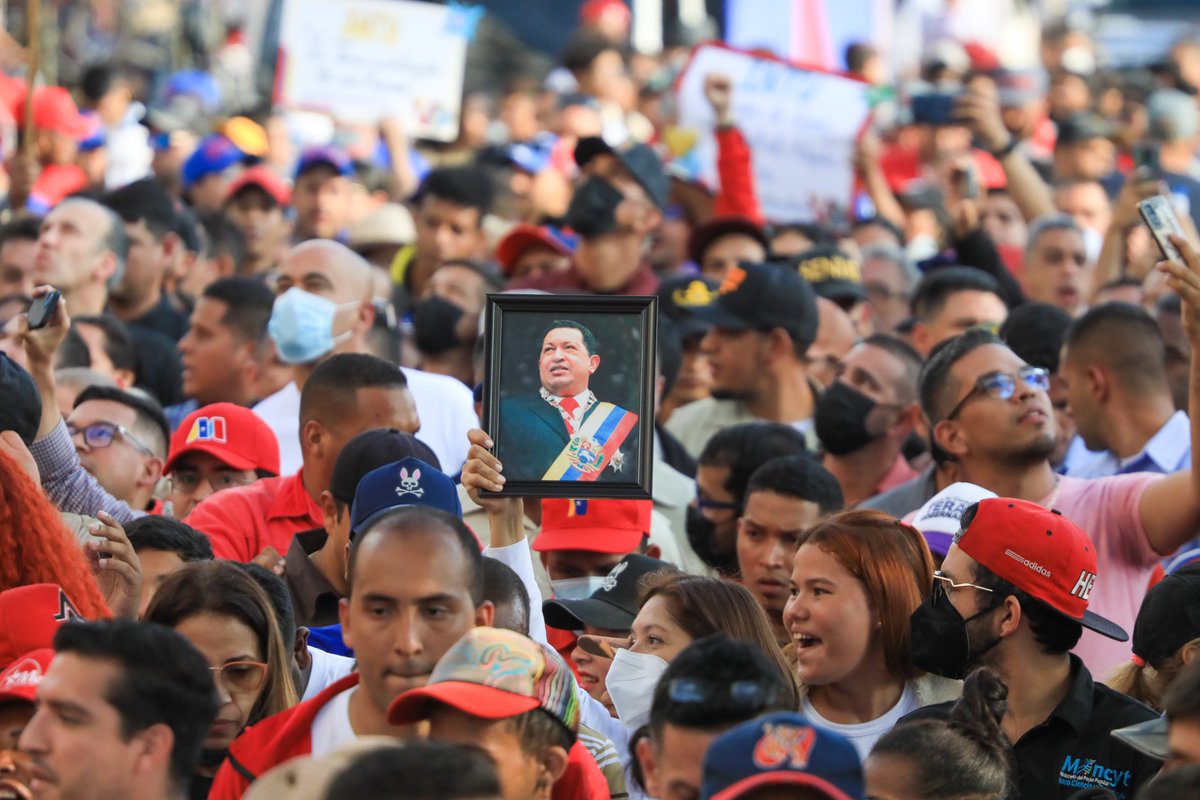 NicolasMaduro's tweet photo. Qué bonita movilización popular hemos tenido. El pueblo de Venezuela, luego de 10 años, le ha dicho una vez más al Comandante Hugo Chávez: ¡Leales Siempre, Traidores Nunca! Así avanzamos, en marcha permanente, alegre, pujante y victoriosa. https://t.co/jnIyKj06a7