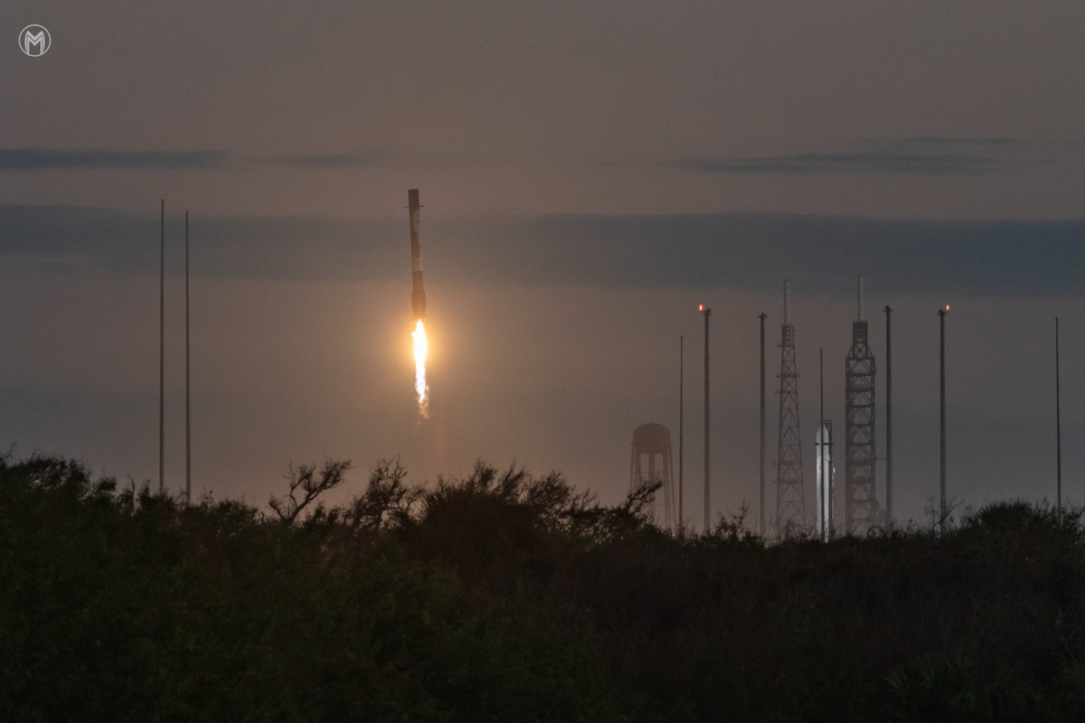 manumazzanti's tweet photo. Y claro, el aterrizaje, de muy cerca y con unos "Sonic Booms" que nos hizo saltar por los aires. Imperdible.

La segunda foto, segundos antes del aterrizaje, con el cohete Terran 1, de Relativity, en la plataforma 16.

#OneWeb15 https://t.co/utNtrdBd0V