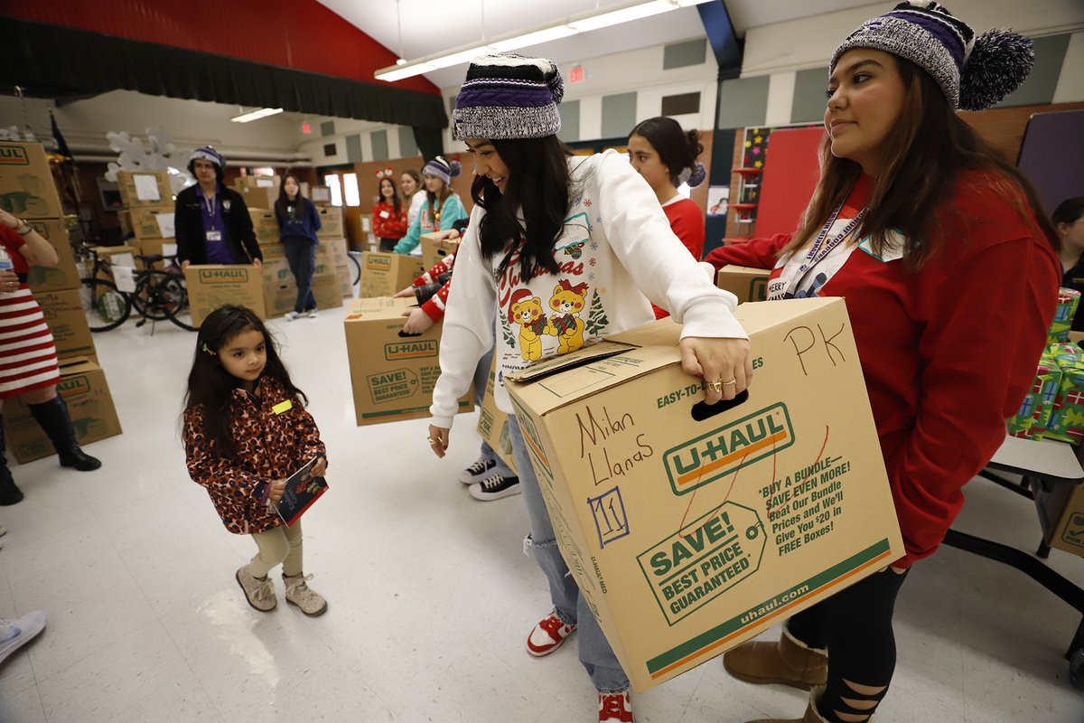ELPASO_ISD's tweet photo. Spreading holiday cheer! 🎅 Santa and his helpers from Coronado and Franklin high schools delivered a sleigh full of goodies to 260 students Thursday at Lamar Elementary School.

Learn more ➡️ https://t.co/XhI2FJ3htj #ItStartsWithUs https://t.co/CKGhNRnBMh