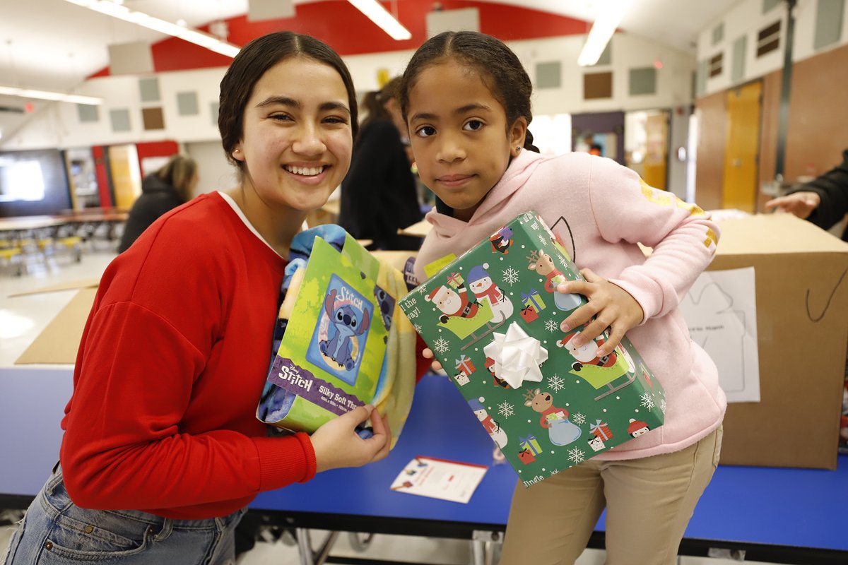 ELPASO_ISD's tweet photo. Spreading holiday cheer! 🎅 Santa and his helpers from Coronado and Franklin high schools delivered a sleigh full of goodies to 260 students Thursday at Lamar Elementary School.

Learn more ➡️ https://t.co/XhI2FJ3htj #ItStartsWithUs https://t.co/CKGhNRnBMh
