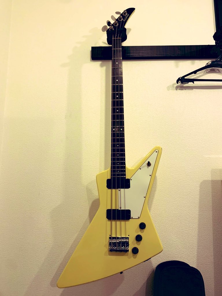 sohnd0329's tweet photo. 2本目出します
HIPSHOTのロリポップに替えたのでめちゃカッコ良いよ
ついでに言えばブリッジもGOTOHに替えて、PUはEMGに付け替えて、セレクター外して、トーンと2ボリュームやめて、1ボリュームにまとめてます。
 #みんなのベースみせて
#EXPLORERBASS
#エクスプローラーベース https://t.co/DnPSSwFV5p