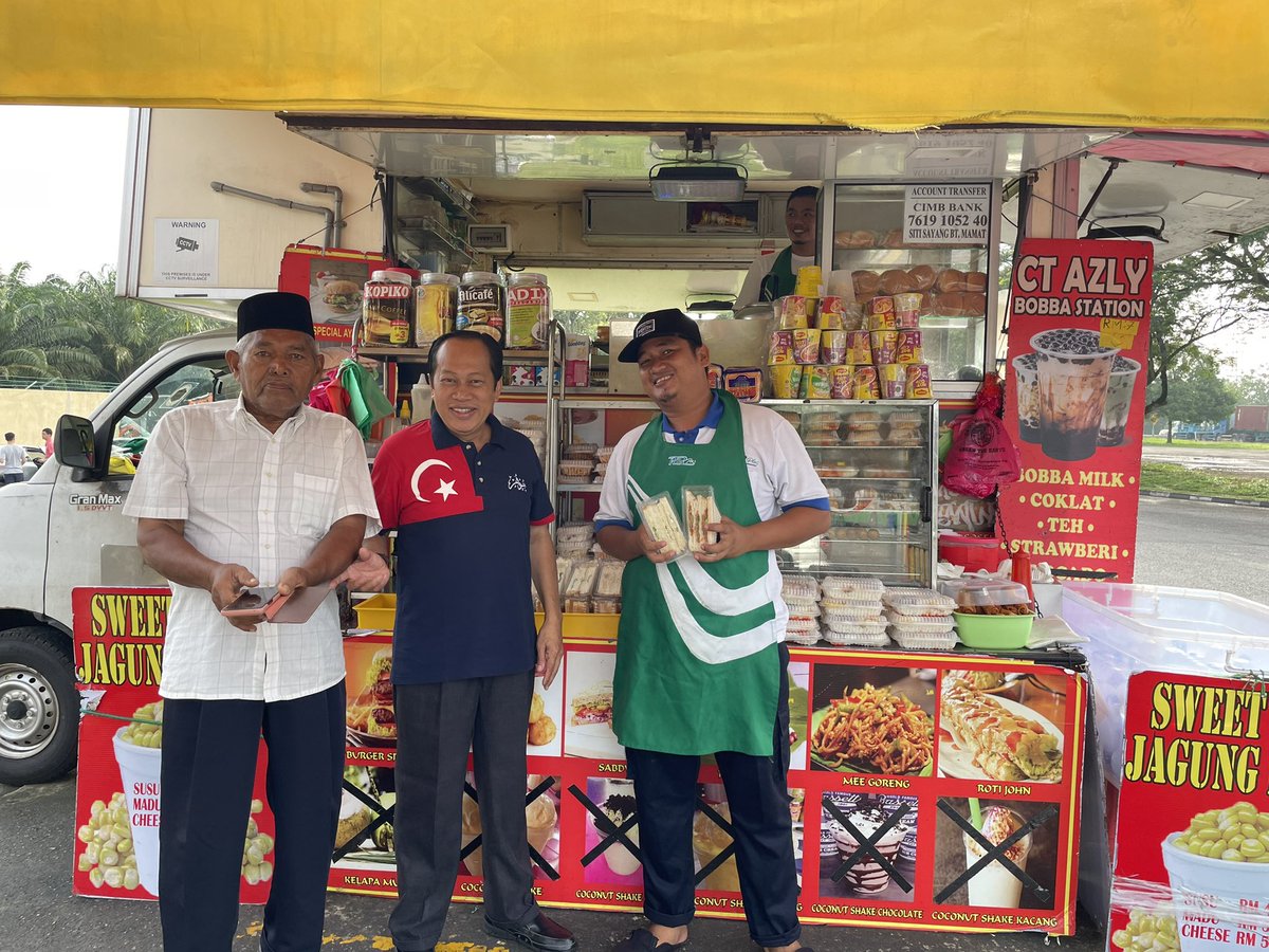 ahmadmaslan's tweet photo. Hentian #RnR #Bemban pagi Jumaat. Tkasih kpd 5 org yg minta bergambar. Walau kali pertama bertemu, mereka mesra sekali & saya amat hargai. Ada yg dari #Kedah, ada yg dlm perjalanan ke #BatuPahat. Semoga mereka semua sihat, selamat & dianugerahi rahmat. https://t.co/TeHtzuvBTX