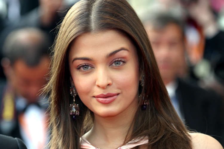 PremakeRemakeAD's tweet photo. #AdaptABook 
#Shantaram (2003) Directed by Peter Weir. Screenplay by Gregory David Roberts. 

Russell Crowe as Lin Ford 

Irrfan Khan as Prabaker Kharre 

Aishwarya Rai as Karla Saaranen 

Amitabh Bachchan as Abdel Khader Khan https://t.co/h4Iz16trjl