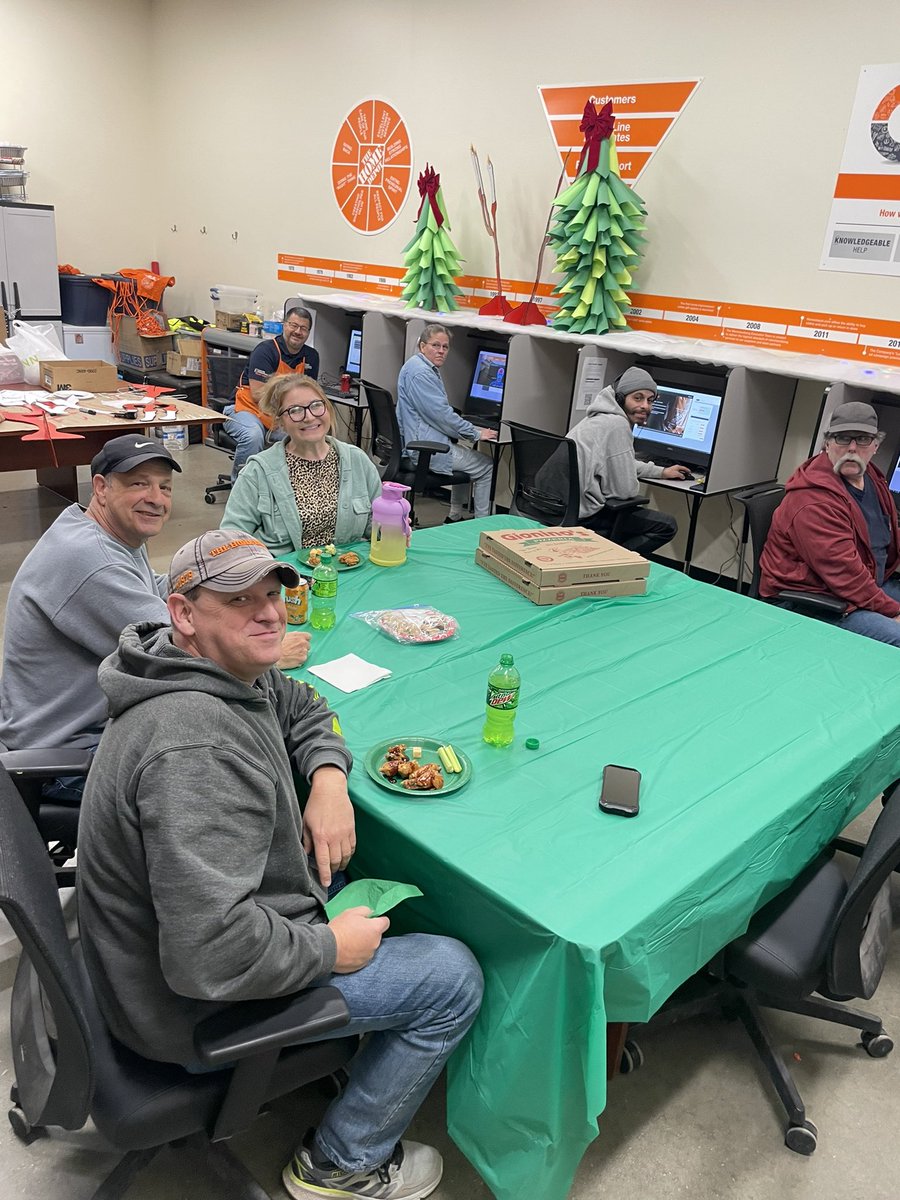 bryan_greenough's tweet photo. Pizza, wings, chips, dip and football! Thank you fright team for everything thing that you do for us!!!! @John_Lerch @julescommon #oneteam #thankyou https://t.co/I8DXL5req6