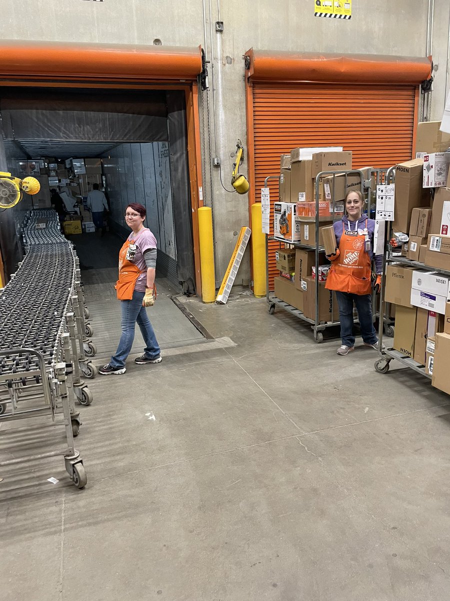 bryan_greenough's tweet photo. Pizza, wings, chips, dip and football! Thank you fright team for everything thing that you do for us!!!! @John_Lerch @julescommon #oneteam #thankyou https://t.co/I8DXL5req6