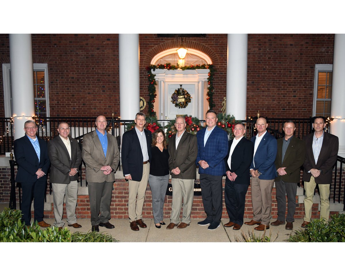 ChiefNGB's tweet photo. Tonight, my wife Kelly and I hosted Army National Guard Division commanders for dinner here at Quarters Nine. These are the officers who work with the adjutants general to build Army Guard readiness every day. https://t.co/OxQebpPi3K