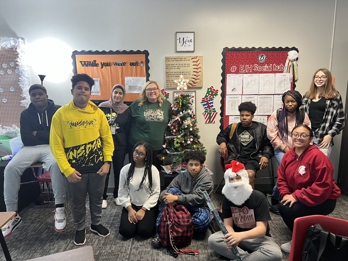 MrsCaruso_THS's tweet photo. When we have a productive review day... we pause for a picture by the Christmas tree!!! ❤️ #5thperiod #freshmen #ilovethemsnowmuch https://t.co/xVZcu9QJbo