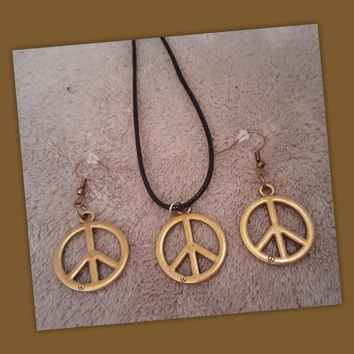 LauraPaparazzi's tweet photo. Peace and Love is what everyone
needs. Or is it sex and drugs? These are going fast,
down to the last few sets. Order today and no one will
bite you. #orderup #laurarocks #laurarocksjewelry https://t.co/McwlonvOUX