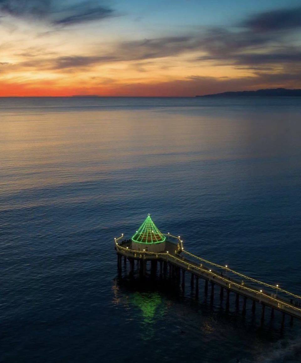 berndhess's tweet photo. Happy Holidays from the Manhattan Beach Pier in CA https://t.co/9z0NiljA66