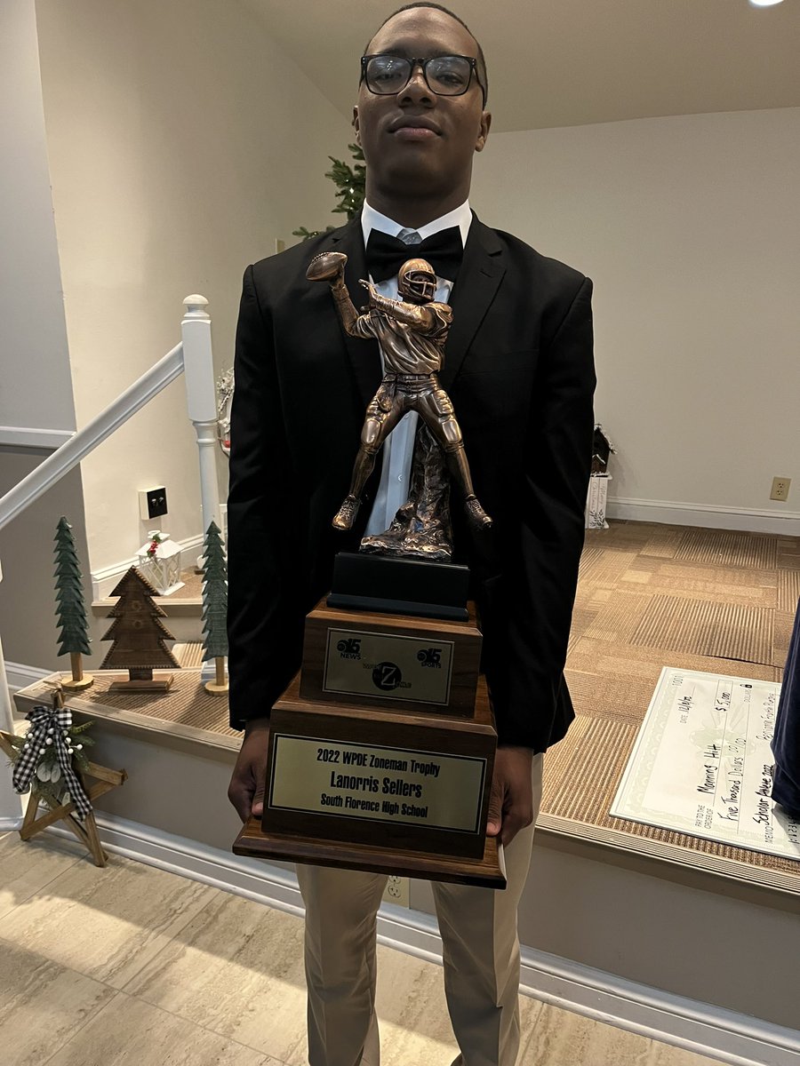 BDunnsports's tweet photo. Congrats to @SFBruinFootball QB @LanorriSellers for Winning the 2022 Zoneman. @sfhathletics https://t.co/DA5nsBMSsA