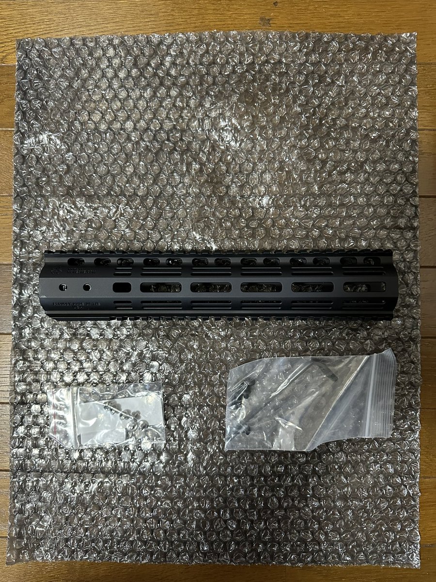 OwL_96's tweet photo. Noveske NSR M-LOK 11in ＋V7チタンナット セット　￥９万
新しいポン作ろうと思い買ってましたが色々とマネー不足の為出します。
開封済みで仮組などは無しですが
ちょっと湿気のある所に置いていた為、箱歪み見られバレルナットに少しサビが見られました。他気になる事あればリプを

#ミリタリー物販 https://t.co/JjZ73TchKX