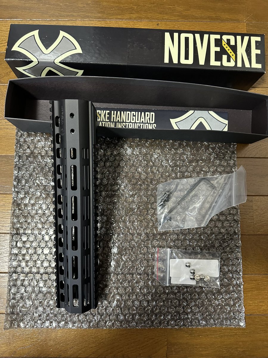OwL_96's tweet photo. Noveske NSR M-LOK 11in ＋V7チタンナット セット　￥９万
新しいポン作ろうと思い買ってましたが色々とマネー不足の為出します。
開封済みで仮組などは無しですが
ちょっと湿気のある所に置いていた為、箱歪み見られバレルナットに少しサビが見られました。他気になる事あればリプを

#ミリタリー物販 https://t.co/JjZ73TchKX