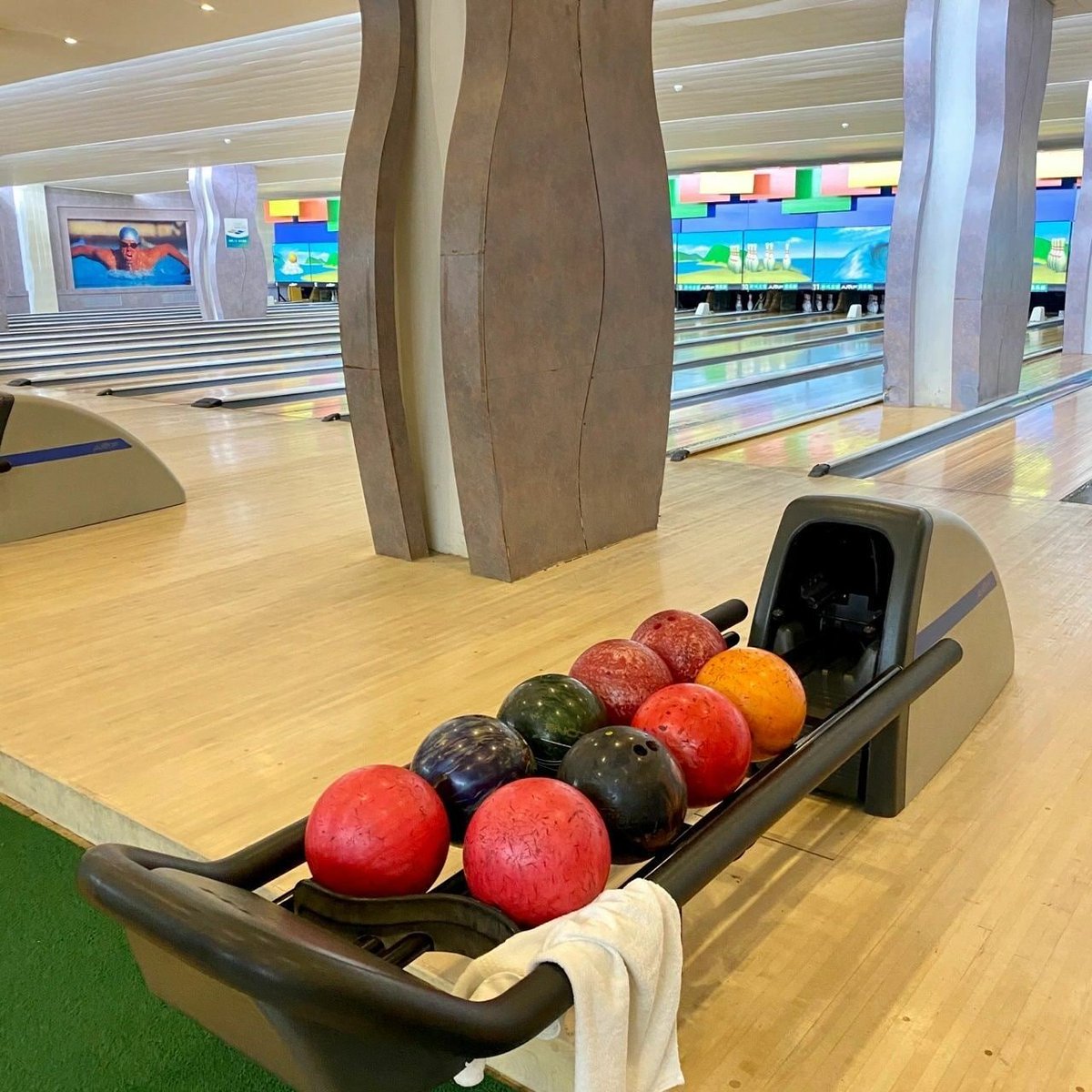 zhantachuangtu1's tweet photo. Life is like bowling, stumbling and full of hope, it doesn't matter if the ball falls or not, what I care about is the feeling when I throw it. https://t.co/5Lylj3tvnJ