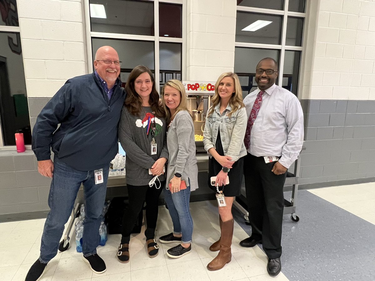SCMSFCCLA's tweet photo. Family STEM Night! #SCMSTEM @SCMFalcons @Principal_Murry https://t.co/peHyLzAi4F