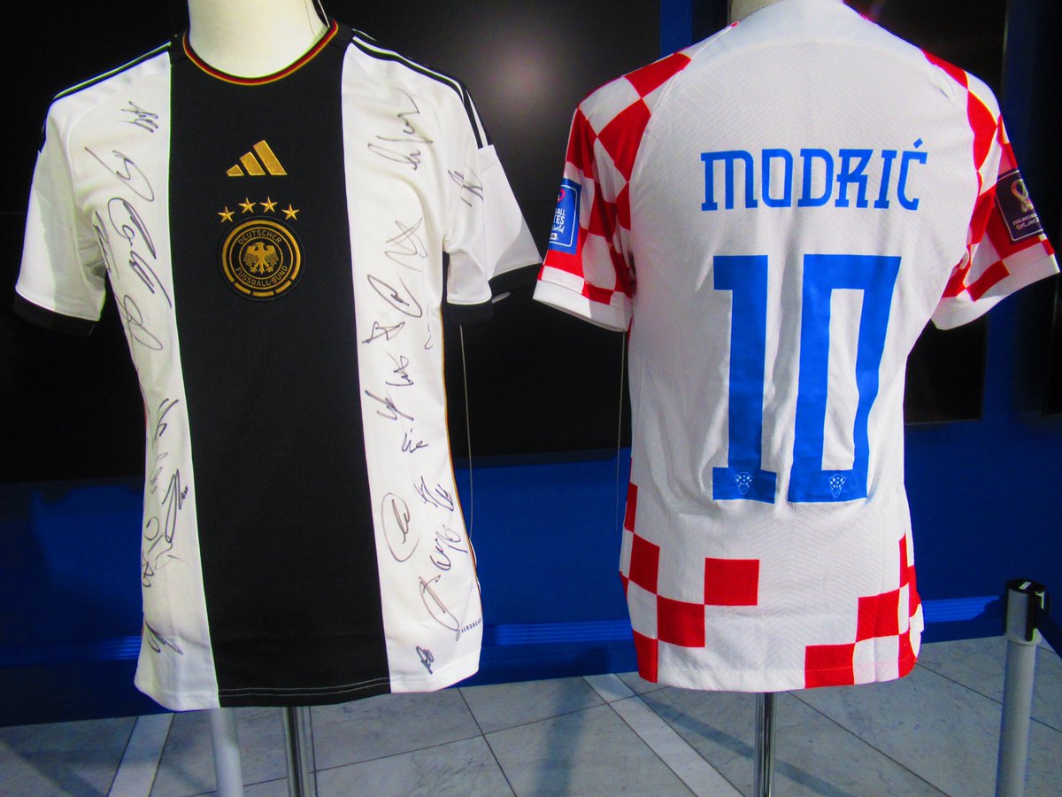 jfa_museum's tweet photo. #日本サッカーミュージアム では、1階入口付近に #FIFAワールドカップ 関連物品を9日から展示します😊
#SAMURAIBLUE サイン入りユニ
#ドイツ代表🇩🇪 サイン入りユニ
ドイツ代表 #ノイアー 選手ユニ（着用未確認）
#クロアチア代表🇭🇷 #モドリッチ 選手ユニ（着用未確認）
日本対クロアチア戦試合球⚽️ https://t.co/a4Hl3PXUdB