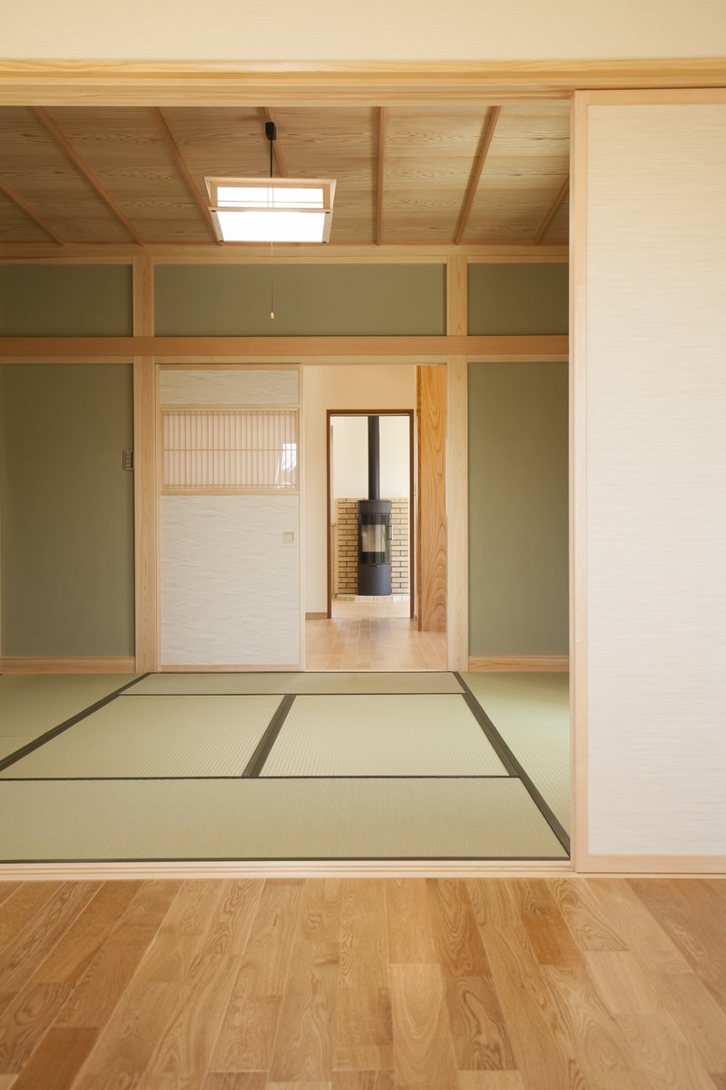 mokuzou0302's tweet photo. フローリングから和室へとてもスムーズ💠🥌
色んなお部屋、景色を見られるので、空気リフレッシュのためと言わず、開けておきたくなりますね😊💕

#杉森建設
#jdesign
#木造建築
#和モダンな家
#和モダン
#和室
#フローリング
#国産ひのきの家
#地震に強い家
#地元の工務店で建てる家 https://t.co/B8KqXmIK2X