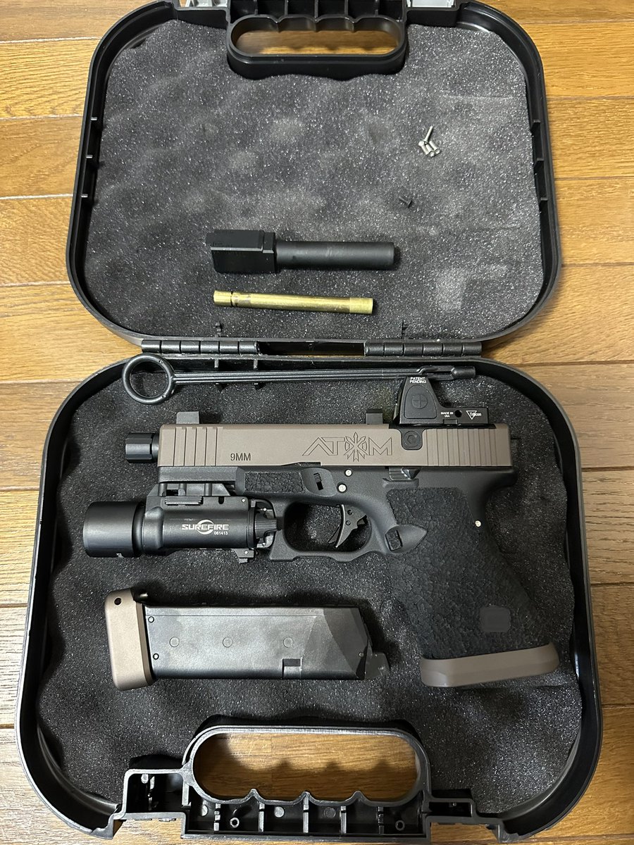 OwL_96's tweet photo. UNITY ATOM G19 FDE マルイG19  （おまけサイト取付ける所のチタンナット付き）￥16万
OCTで発売してた今は絶版の物です。
試し撃ちなどしてますが比較的綺麗です。
アウターバレルとインナーバレルを変更して折り元のパーツも揃っています。
 #ミリタリー物販 https://t.co/DsWnMxxKJP