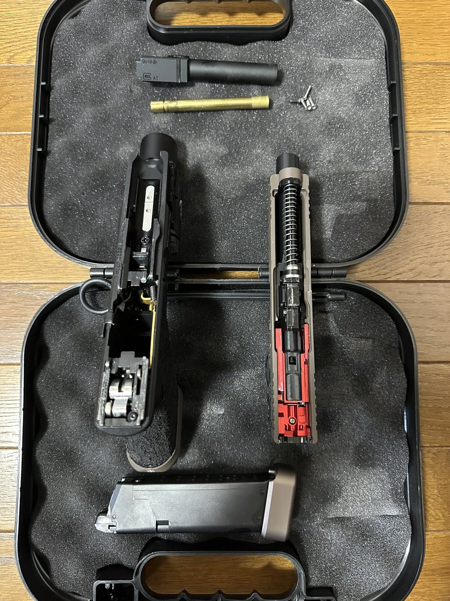 OwL_96's tweet photo. UNITY ATOM G19 FDE マルイG19  （おまけサイト取付ける所のチタンナット付き）￥16万
OCTで発売してた今は絶版の物です。
試し撃ちなどしてますが比較的綺麗です。
アウターバレルとインナーバレルを変更して折り元のパーツも揃っています。
 #ミリタリー物販 https://t.co/DsWnMxxKJP