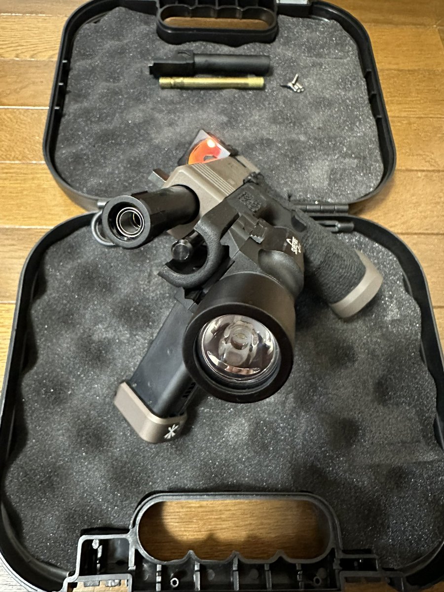 OwL_96's tweet photo. UNITY ATOM G19 FDE マルイG19  （おまけサイト取付ける所のチタンナット付き）￥16万
OCTで発売してた今は絶版の物です。
試し撃ちなどしてますが比較的綺麗です。
アウターバレルとインナーバレルを変更して折り元のパーツも揃っています。
 #ミリタリー物販 https://t.co/DsWnMxxKJP