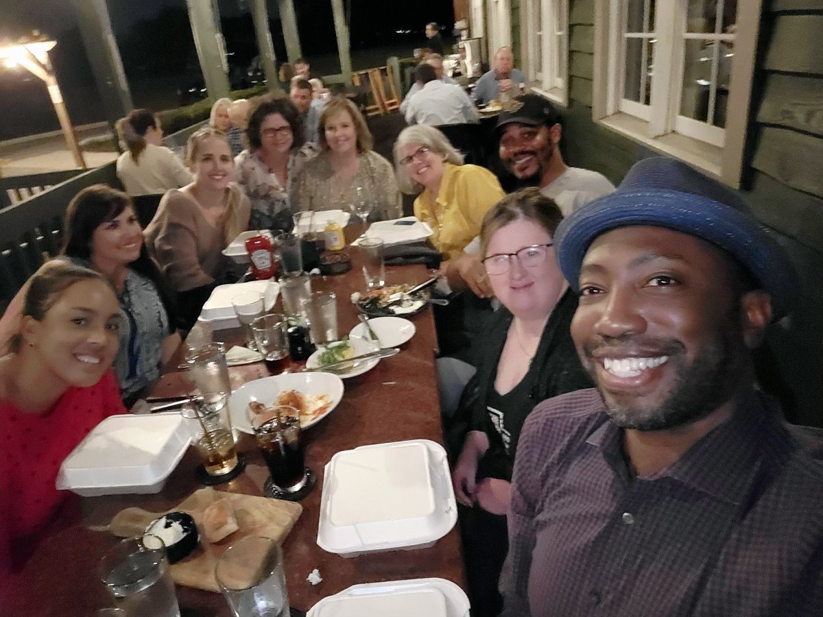 Britt__Jan's tweet photo. Dinner with some really awesome people with the biggest hearts, who help us help others! ❤️❤️#BlessedAndGrateful @UCFLauren Antoine Poe @PatrickNurseFTW @UCFeisty @2letters2words @MameyLife Jenn Sikora. https://t.co/LFAxGr2Nl6