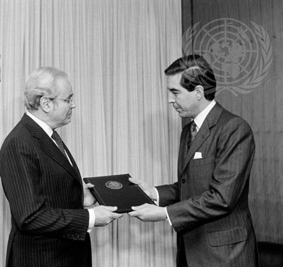 JulianVenturaV's tweet photo. Hoy hace 40 años se abrió a la firma la Convención 🇺🇳 sobre el Derecho del Mar. La labor de diplomáticos 🇲🇽 como Jorge Castañeda y Álvarez de la Rosa  fue decisiva en su negociación.

El Canciller Bernardo Sepúlveda depósito el instrumento de ratificación en 03/1983.

#UNCLOS40 https://t.co/YmJ4cGR0ju