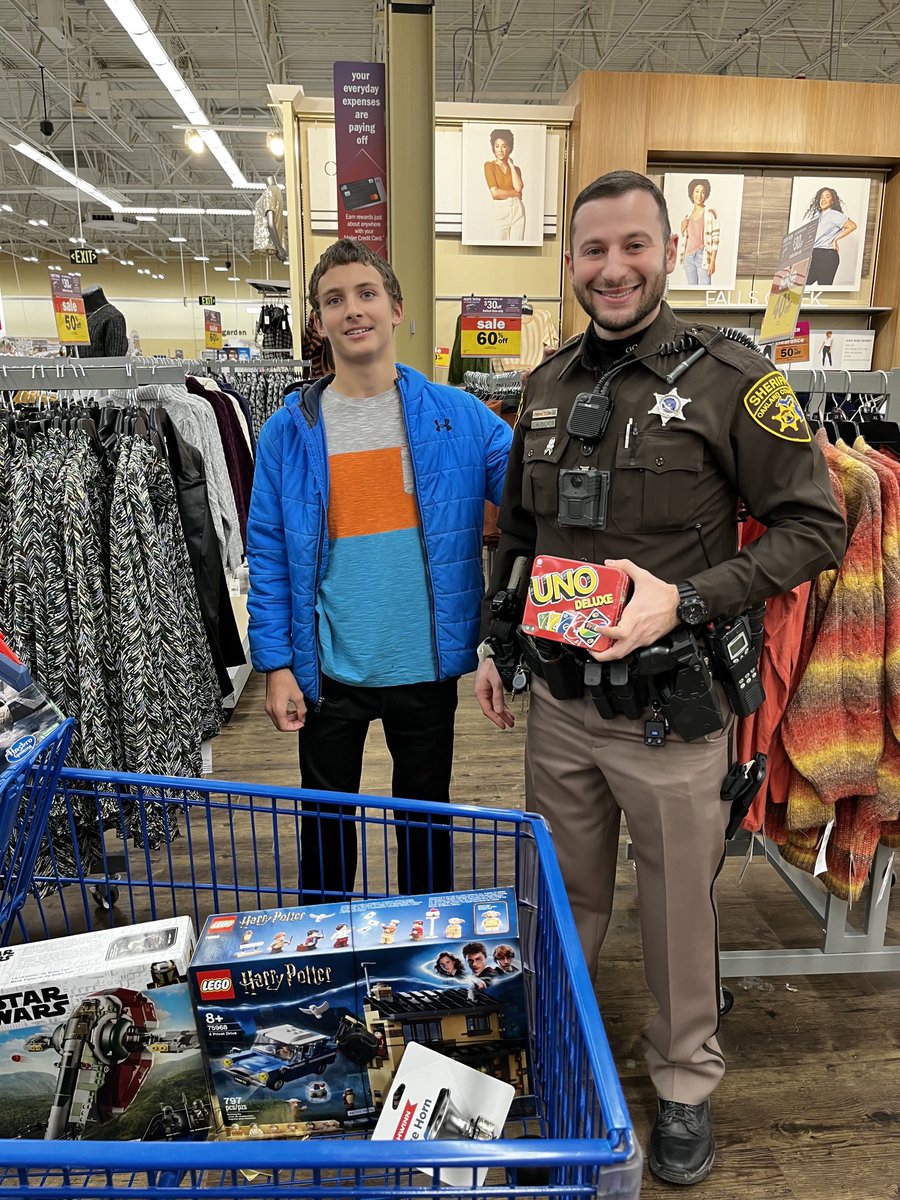 I had the privilege of taking this ⁦<a href="/Oakview_MS/">Oakview MS</a>⁩ kiddo to shop with a cop. Huge thank you to ⁦<a href="/oaklandsheriff/">Oakland County Sheriff’s Office</a>⁩ - what an amazing experience!